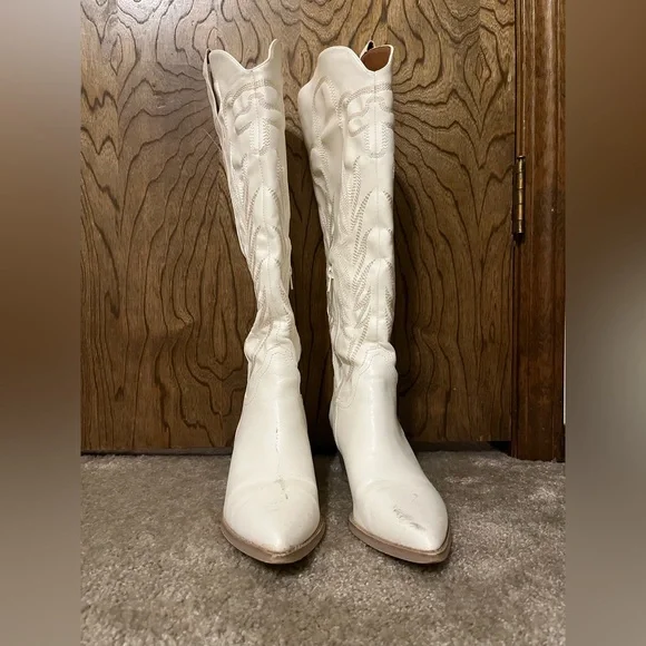 White Boots - Picture 4 of 7